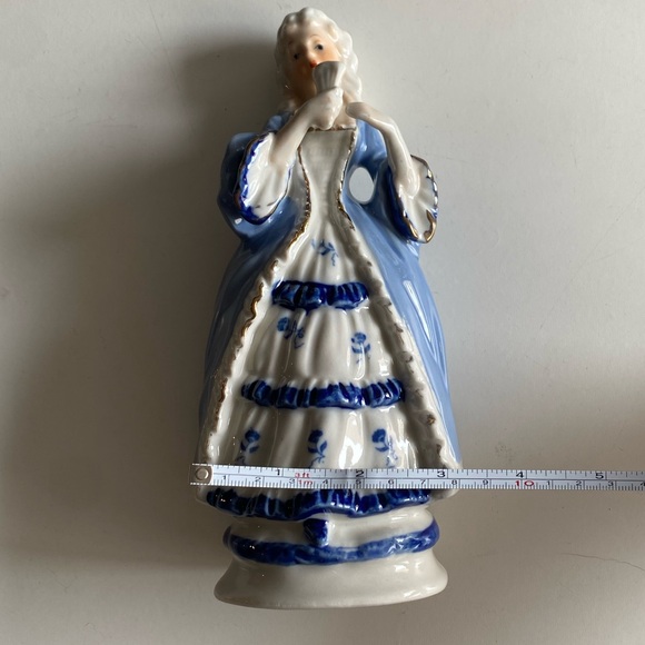 Vintage Elegant Blue and White Porcelain Figurine with Gold accents - Picture 8 of 13
